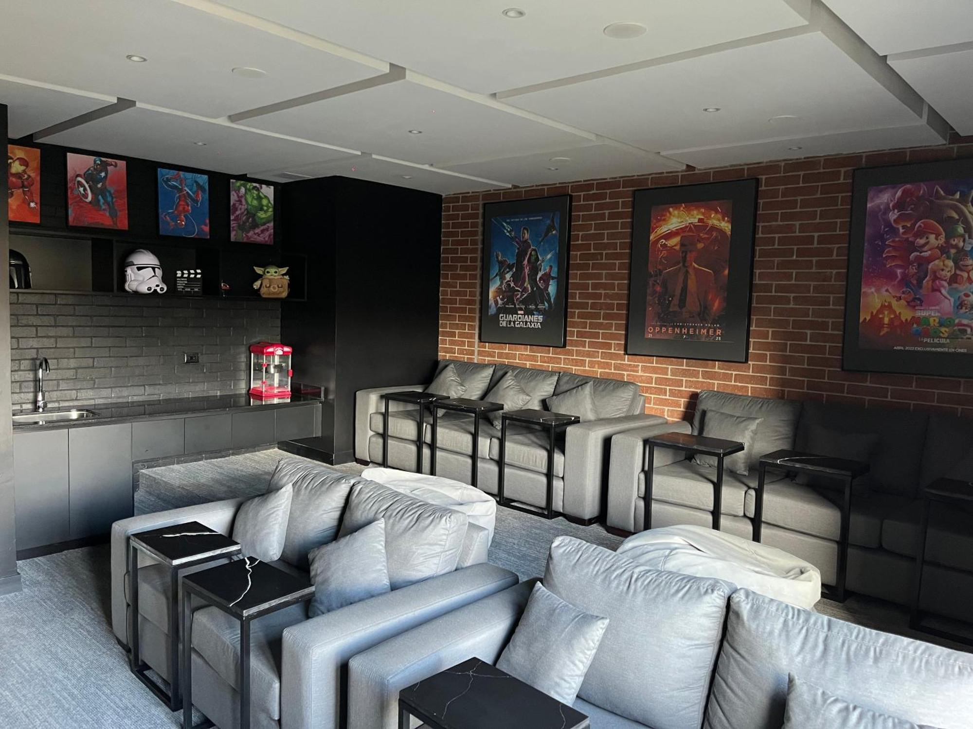 Luxury King - Free Pool, Gym & Parking - Buen Rollo Escapes *