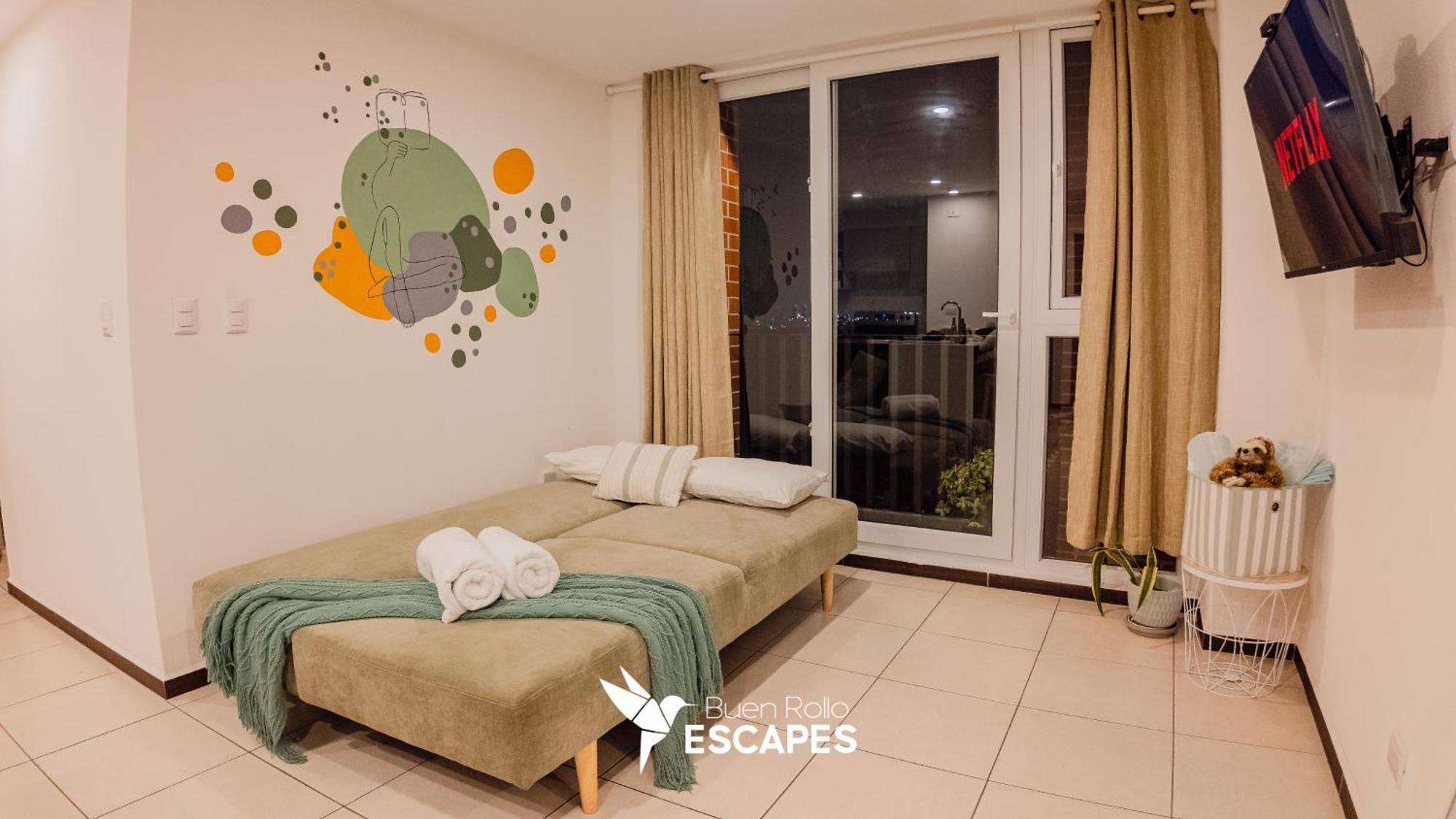 Luxury King - Free Pool, Gym & Parking - Buen Rollo Escapes *