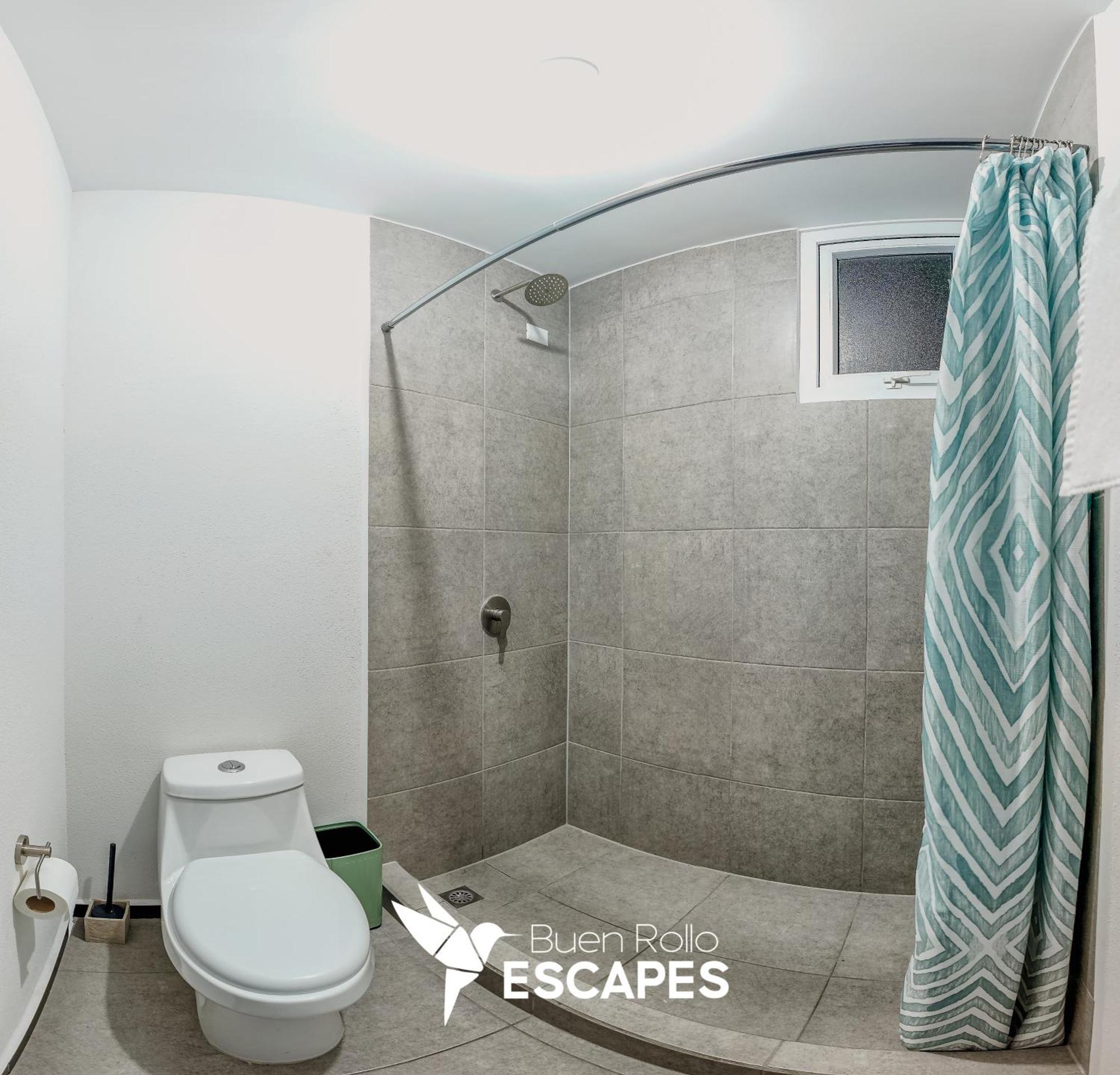 Luxury King - Free Pool, Gym & Parking - Buen Rollo Escapes
